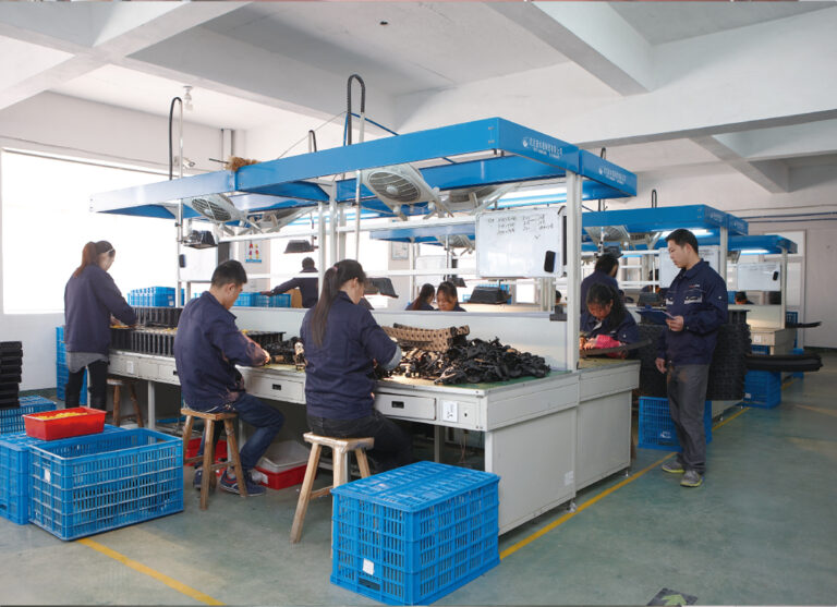 Hochwertige Kabelschleppketten und flexible Kühlmittelschläuche von JFLO für industrielle Maschinen und Automatisierung. Langlebig, effizient und für präzise Anwendungen in CNC-Maschinen und Produktionslinien entwickelt.